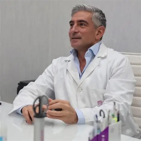 Il Dott. Massimiliano Monarca nel suo studio a Novavita