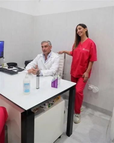 Il Dott. Monarca durante una visita in ambulatorio, al centro Novavita